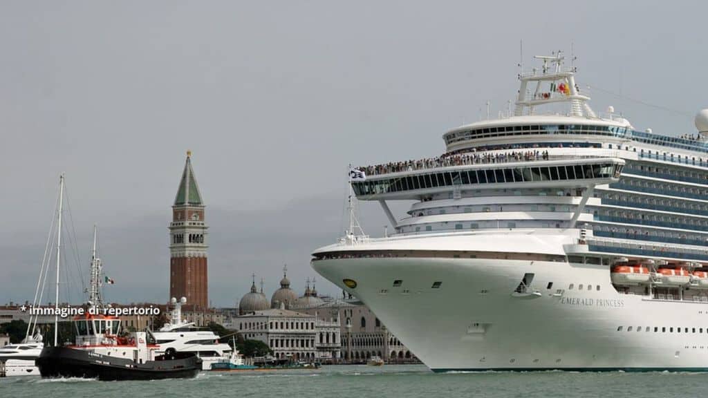 nave da crociera in transito a venezia