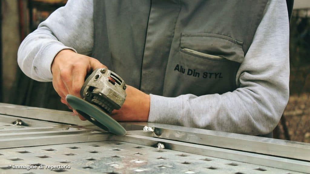 operaio in fabbrica