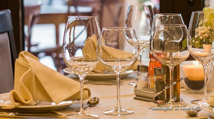 piatti e bicchieri in ristorante