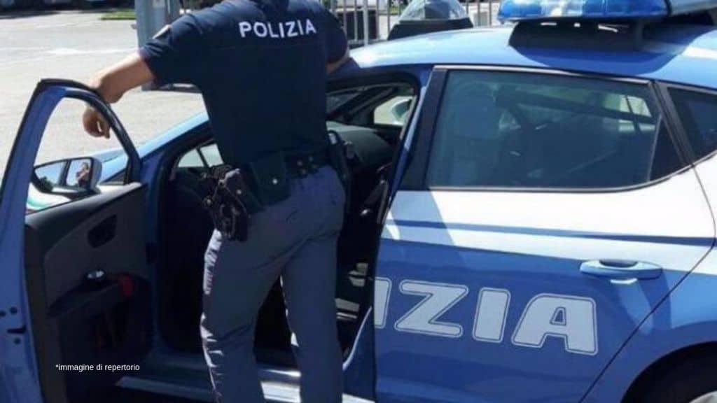 un poliziotto appoggiato alla volante