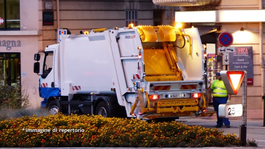 pulizia strade camion