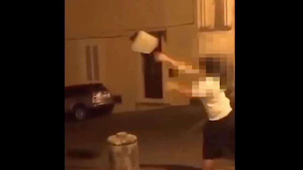 ragazzo lancia pietra contro fontana san leucio