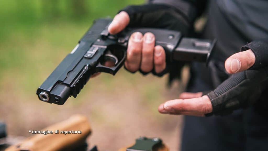 uomo con pistola in mano
