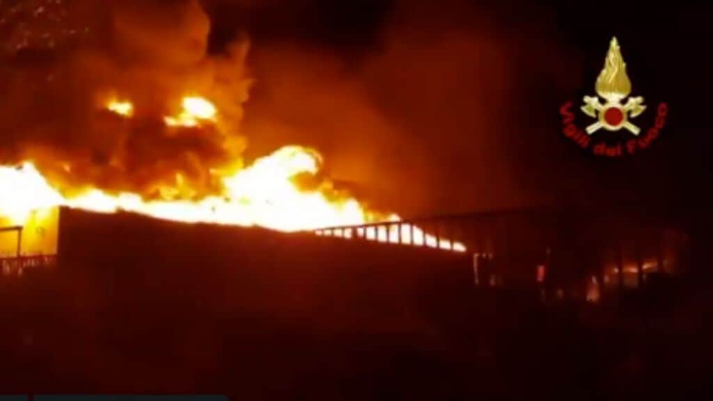 l'incendio nell'azienda di smaltimento pneumatici a Battipaglia