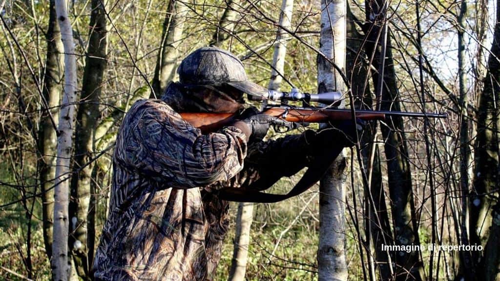 Nel Salernitano, un uomo ha sparato al padre 55enne durante una battuta di caccia, scambiandolo per un cinghiale. L’uomo è morto poco dopo per la ferita. Doppia denuncia per il figlio cacciatore (Immagine di repertorio)