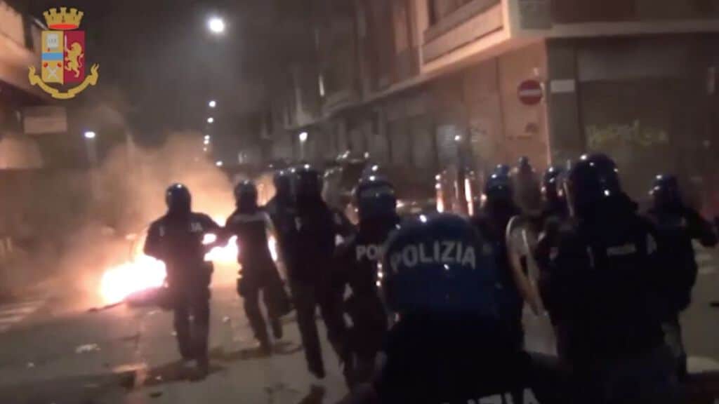 fotogramma degli scontri 9 febbraio torino
