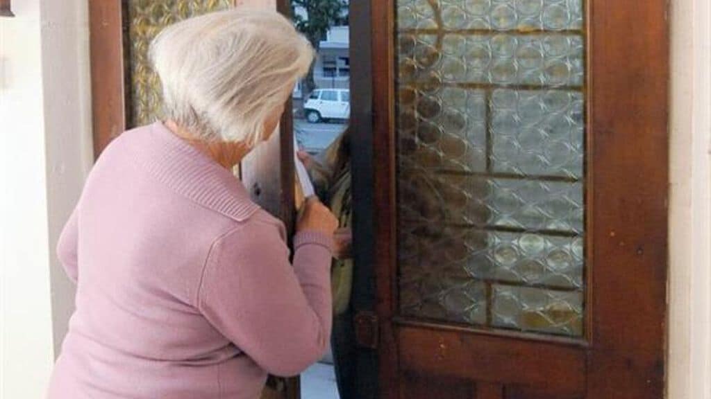 signora che socchiude la porta