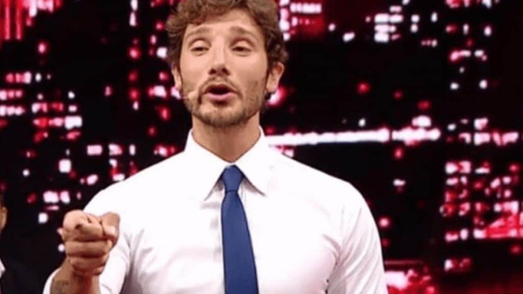 stefano de martino mentre conduce