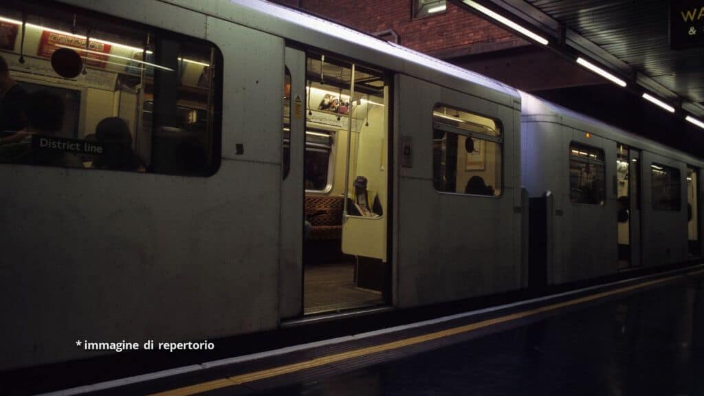 convoglio di un treno con le porte aperte