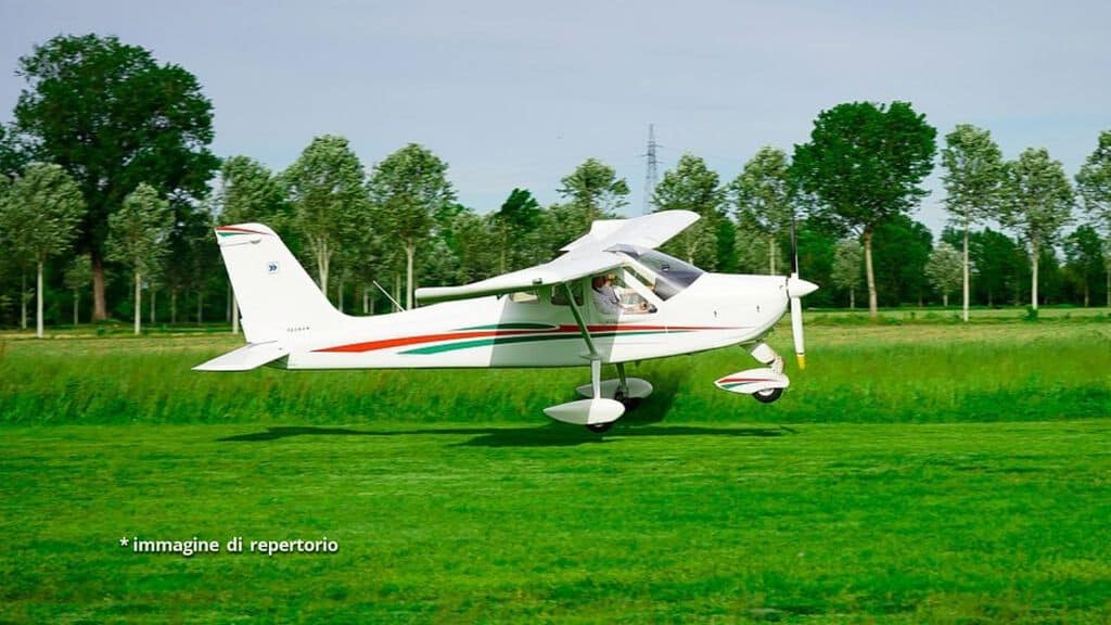 aereo ultraleggero in pista
