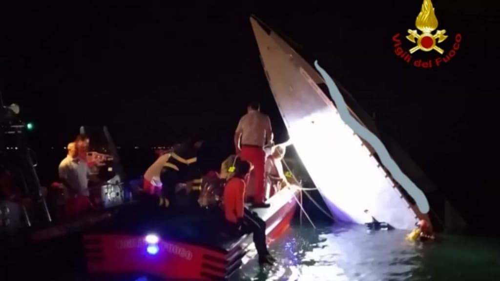 Venezia, barca si schianta contro una diga: 3 morti