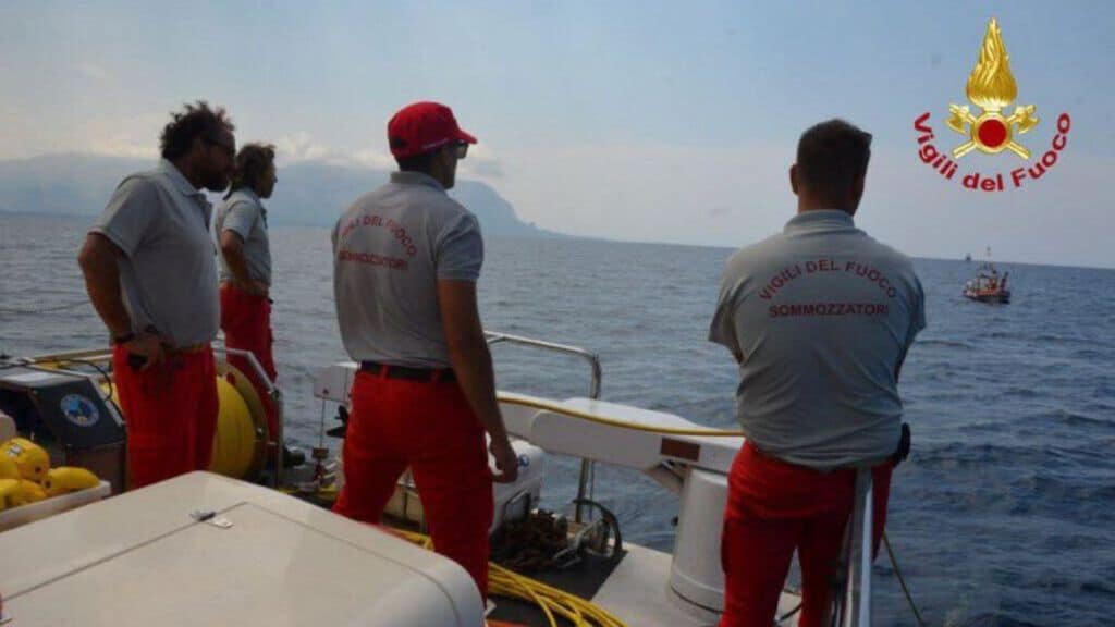 vigili del fuoco impegnati nelle ricerche dei 2 sub morti