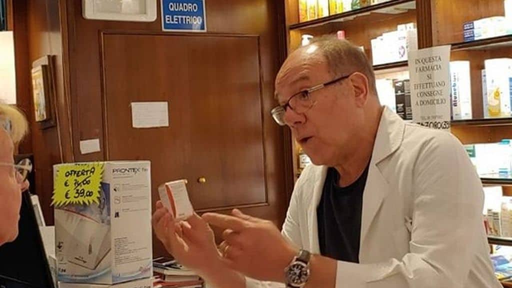 Carlo Verdone in farmacia