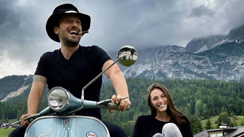 Cesare Cremonini in sidecar con Martina Maggiore