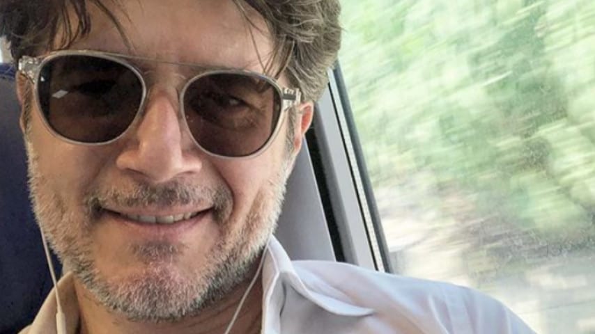 Ettore Bassi in primo piano in treno