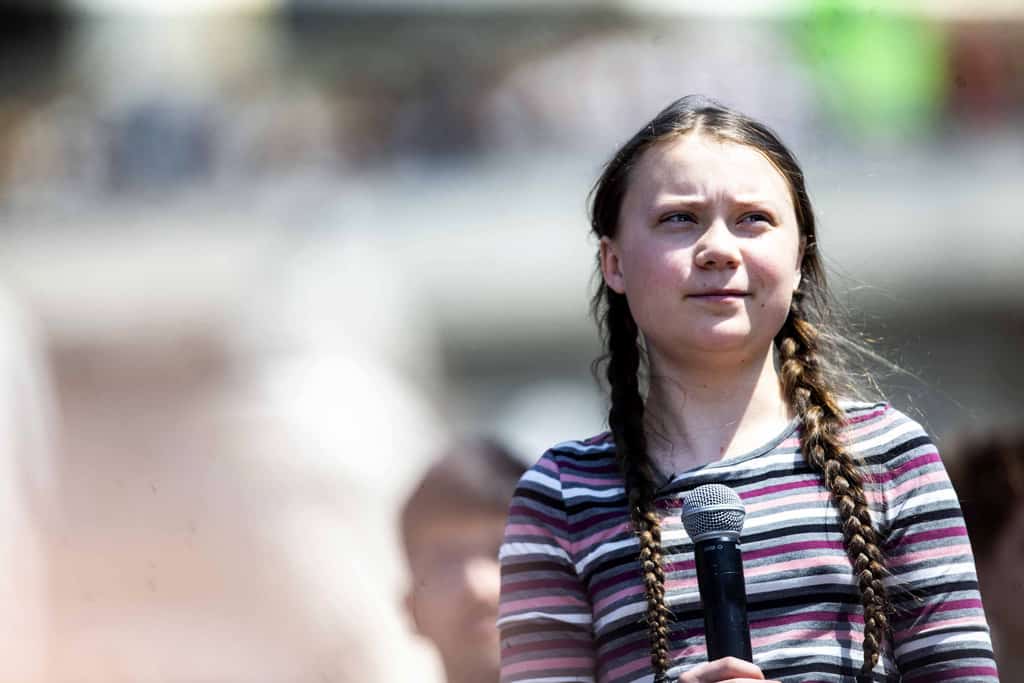 Fantoccio di Greta Thunberg impiccato a un ponte a Roma: sdegno della Sindaca Raggi