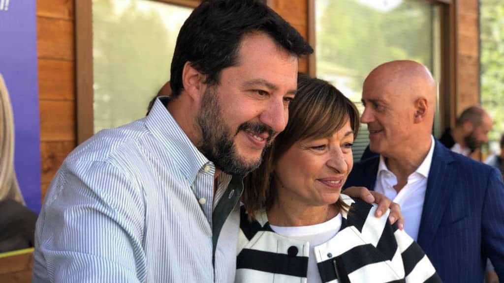 tesei e salvini sorridenti e abbracciati in posa per le foto