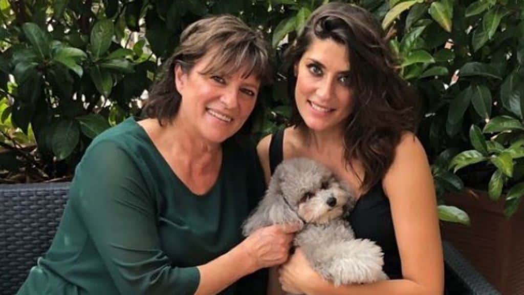 Irma Sarale e Elisa Isoardi su un divanetto in giardino