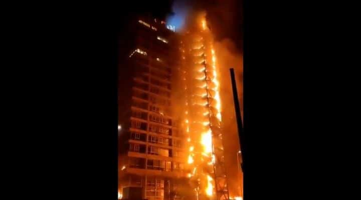 Palazzo Enel in fiamme in Cile