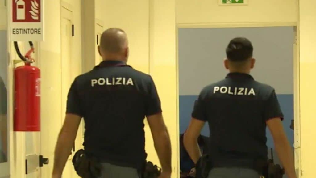 due agenti di polizia