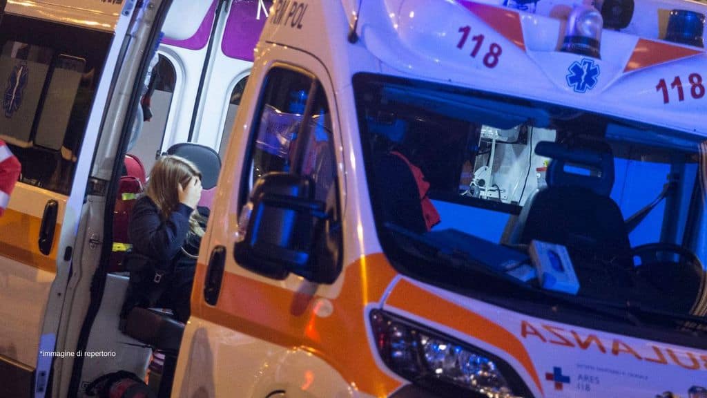 un'ambulanza con una persona a bordo