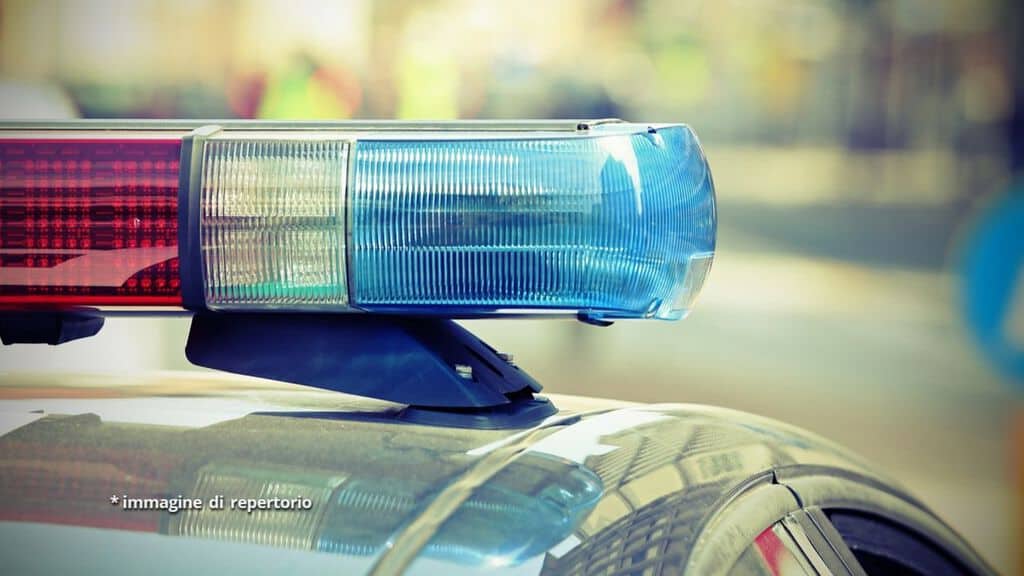 auto della polizia a sirene spente