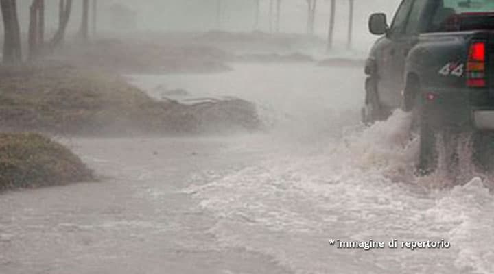 auto su strada allagata