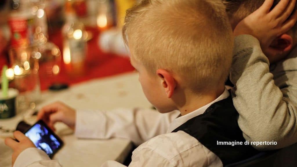 Lascia lo smartphone alla figlia di 2 anni: la distrazione le costa carissima
