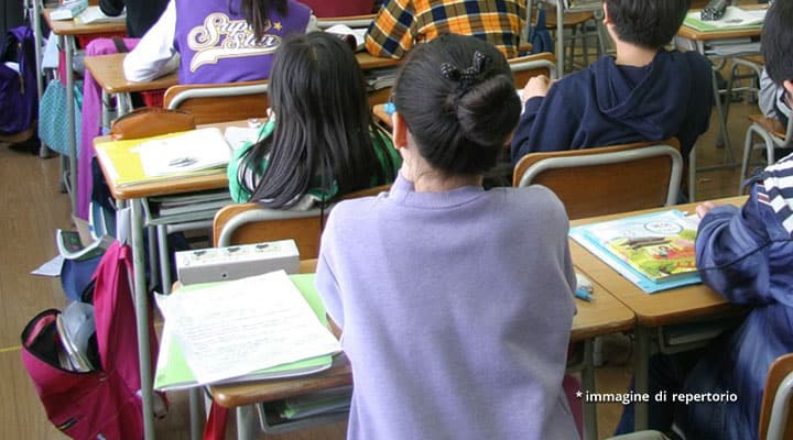 bambini ai banchi di scuola