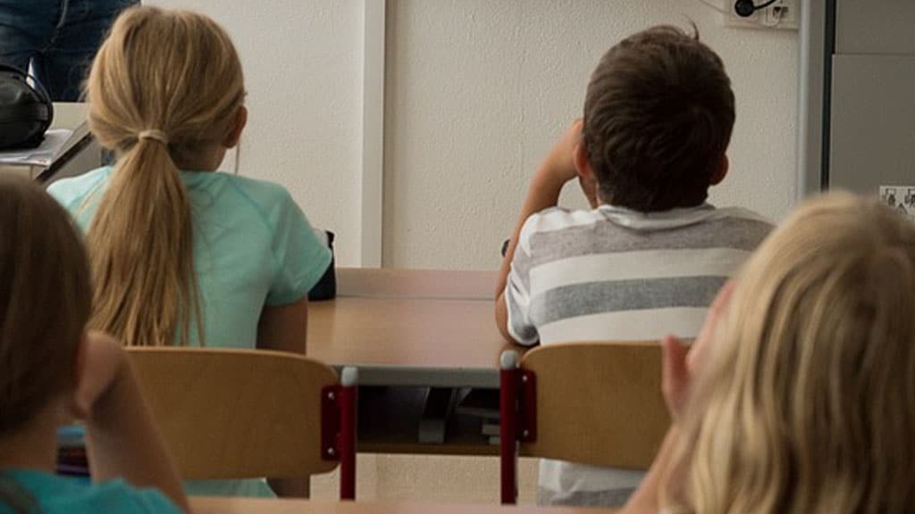 bambini di spalle in classe a scuola