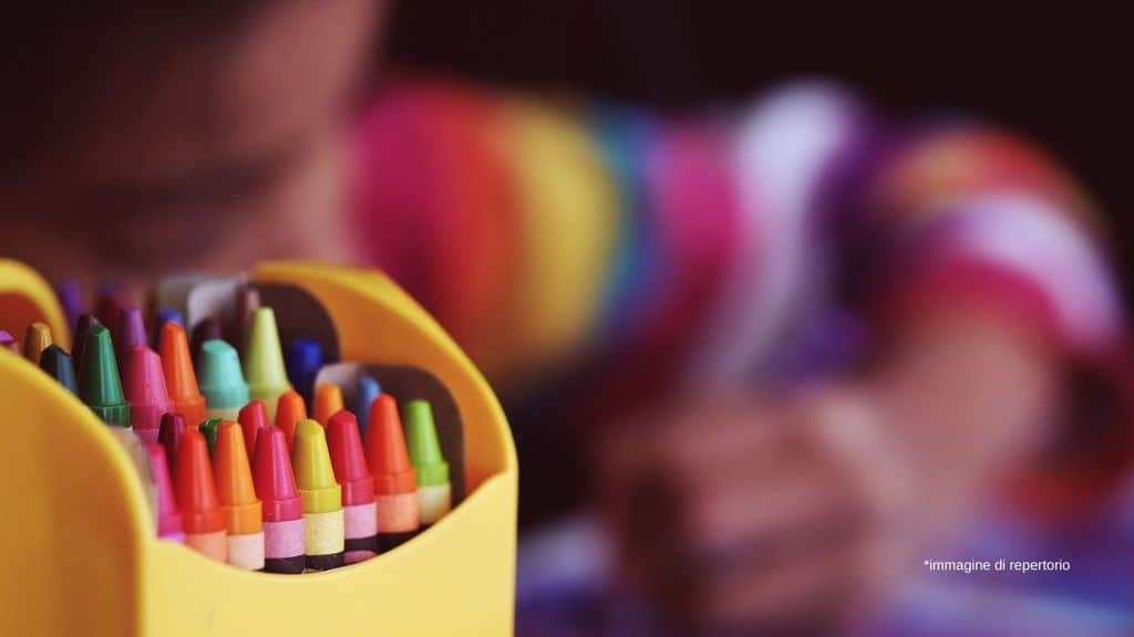 Il cuore generoso di un bimbo di 9 anni che disegna per aiutare il canile