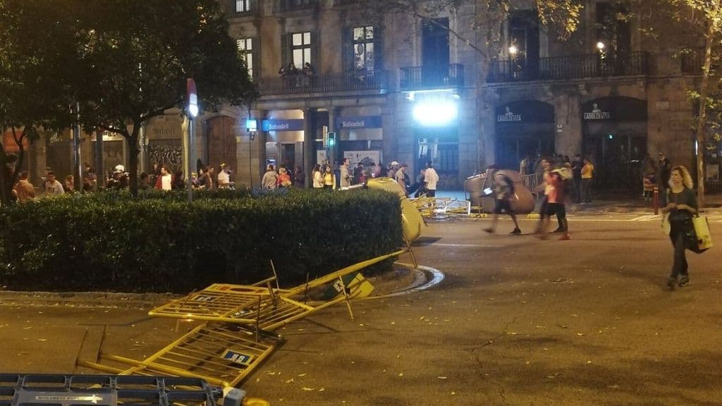 scontri tra polizia e manifestanti a Barcellona