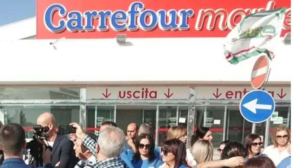 Il carrefour chiuso a Crotone