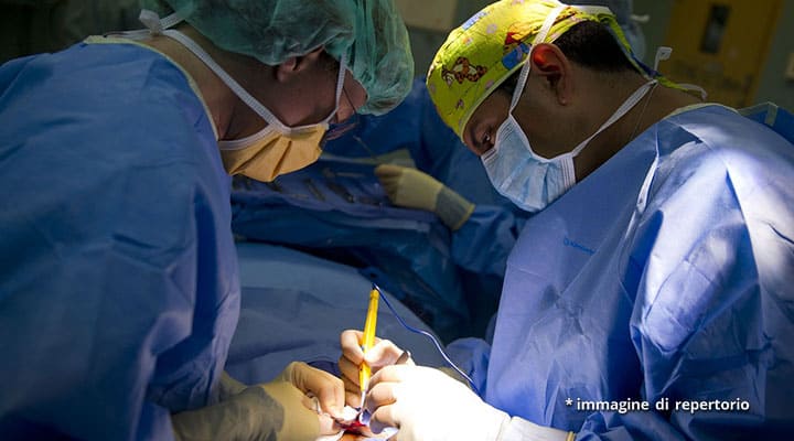 chirurghi durante operazione