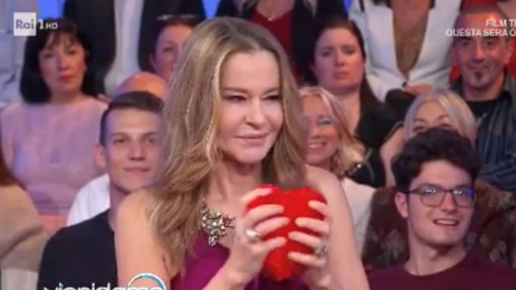 Eva Robin's con un cuore di peluche in mano