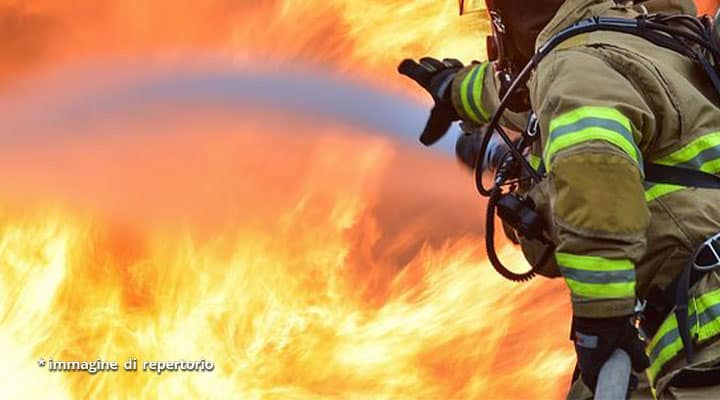 fiamme e vigile del fuoco