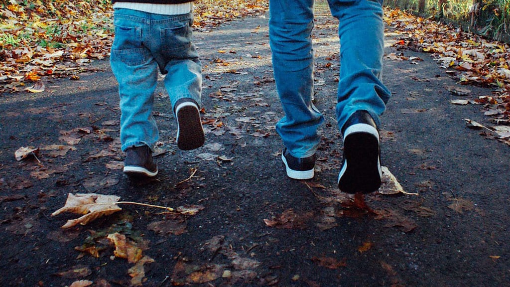 gambe di bambini che camminano per strada