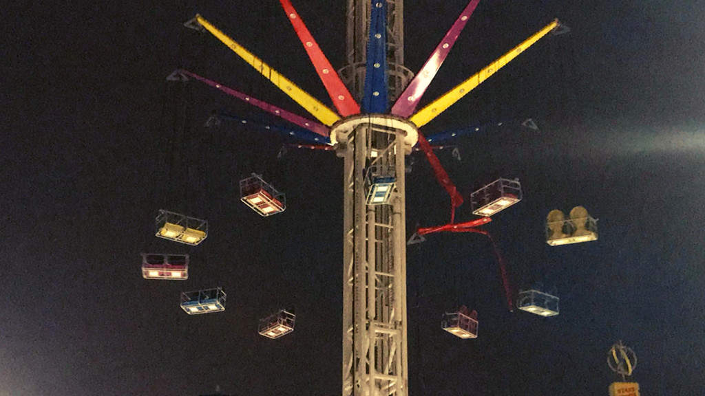 Seggiolino si stacca al luna park, muore 24enne