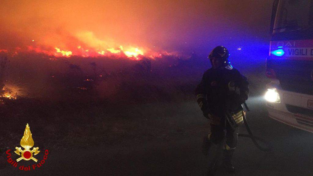 incendio a bosa e un vigile del fuoco