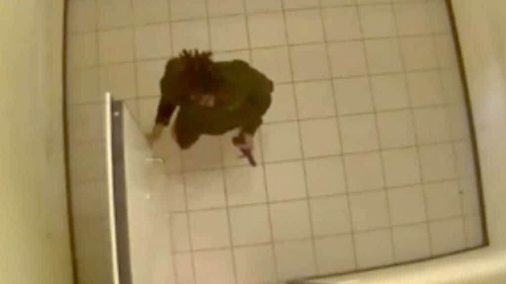killer di trieste con la pistola in mano