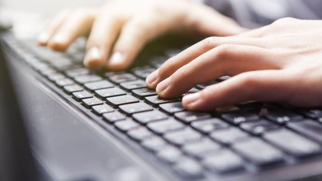 mani sulla tastiera di un pc
