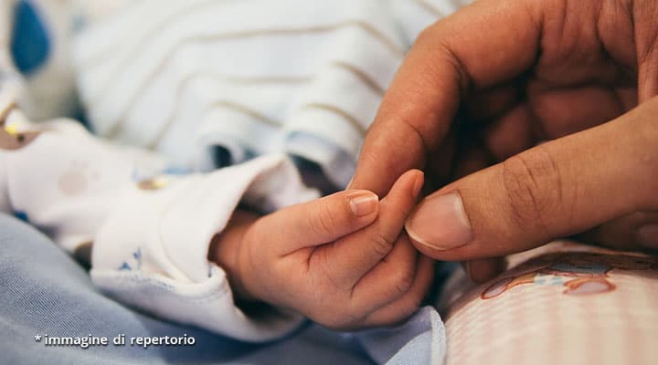 mano di bambino e donna
