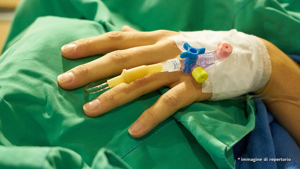 mano di donna con flebo
