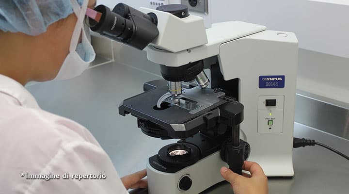 medico e microscopio