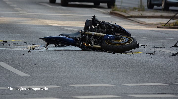 moto distrutta sull'asfalto dopo un incidente