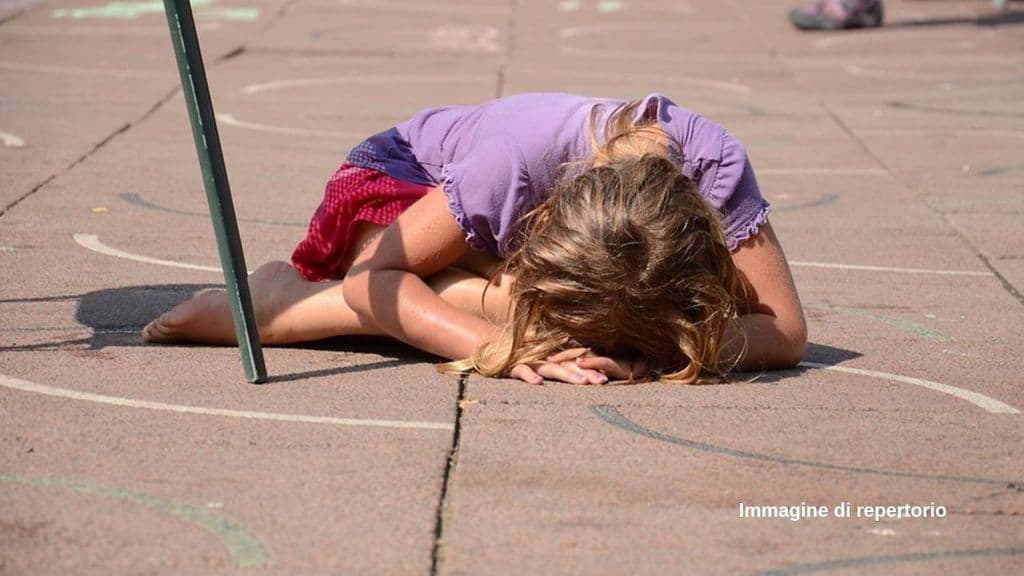 In Argentina, una bambina di 3 anni è stata abusata dal nonno paterno 72enne. Quando il padre della piccola l’ha scoperto, lo ha affrontato e infine ucciso con un machete (Immagine di repertorio)