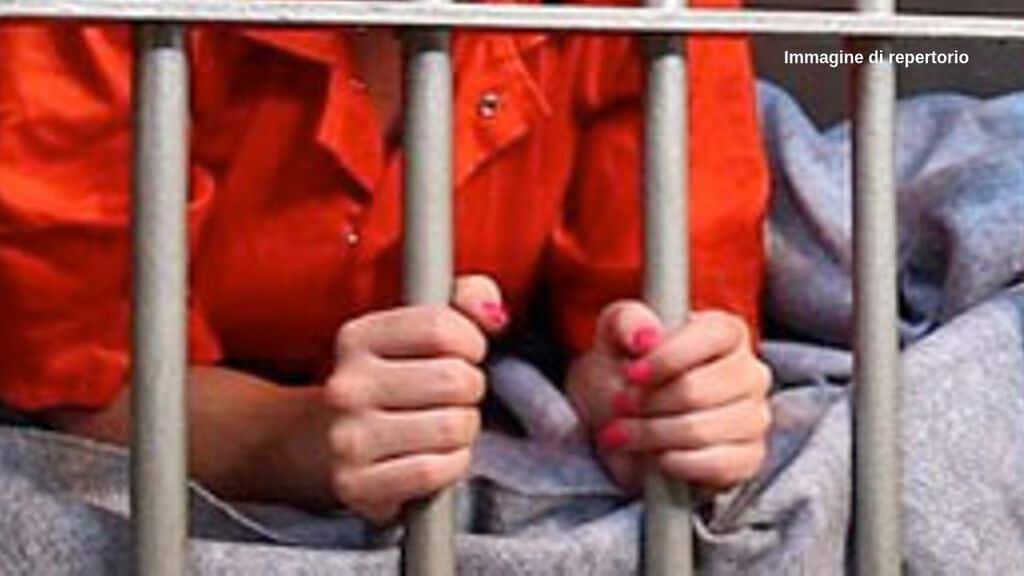 Partorisce da sola in cella ma il neonato muore: scoppia il dibattito in GB