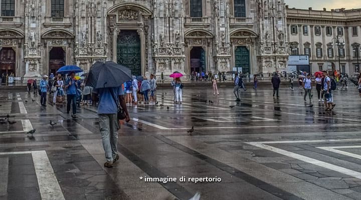 persone con l'ombrello in piazza