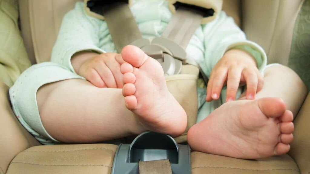 piedi di un bimbo nel seggiolino in auto