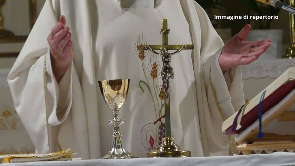 un prete dietro all'altare